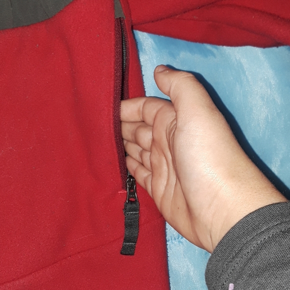 Boys Red North face jacket - Picture 4 of 8